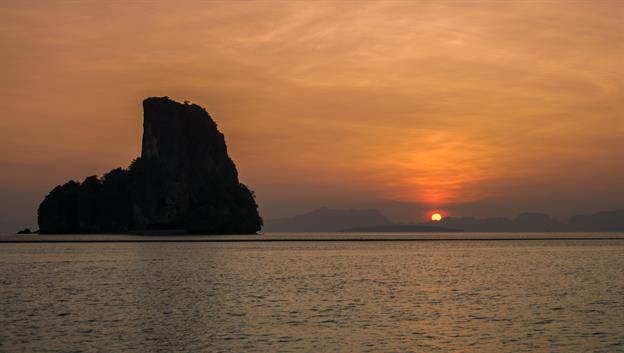 James Bond Insel mit Sonnenaufgang ...